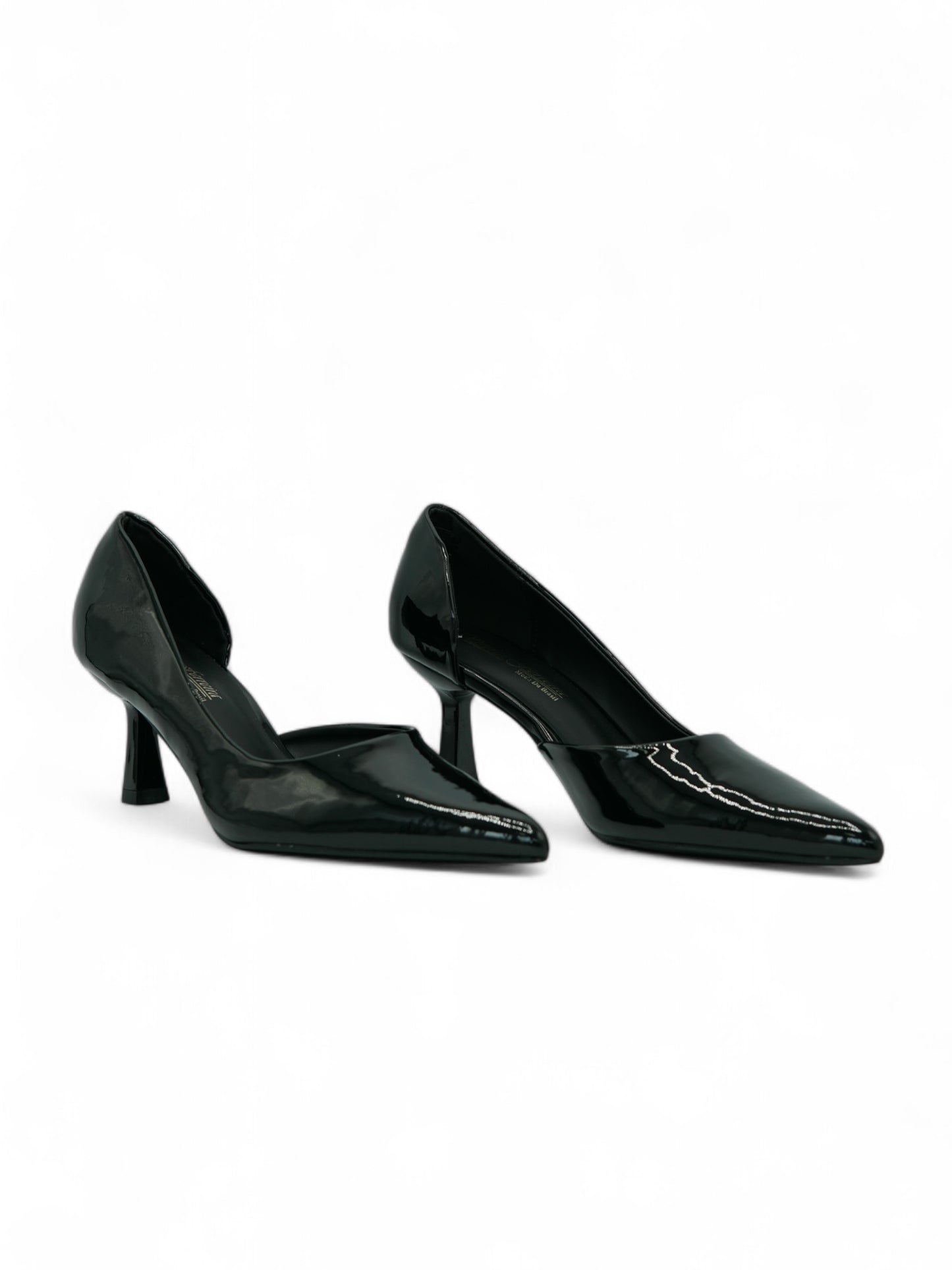 14423 – Tacones Negros de Charol con Punta Fina y Tacón Delgado