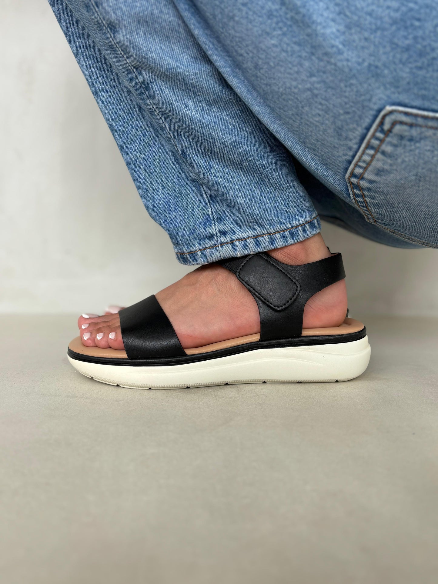 14359 – Sandalias Negras con Plataforma Ergonómica y Cierre de Velcro