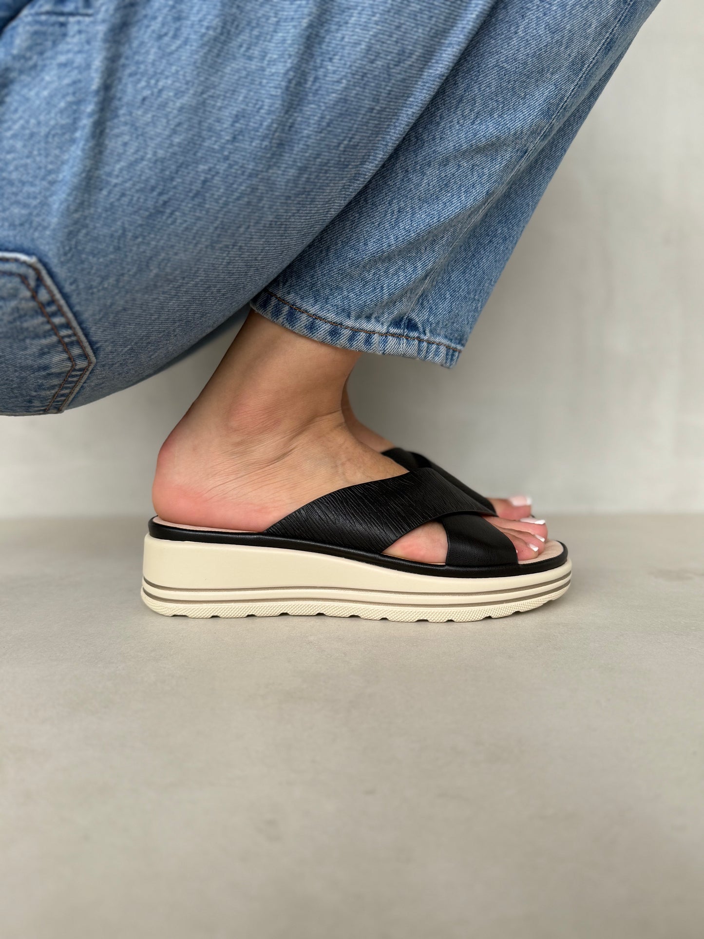 14038 - Sandalias de Plataforma con Cruce Frontal