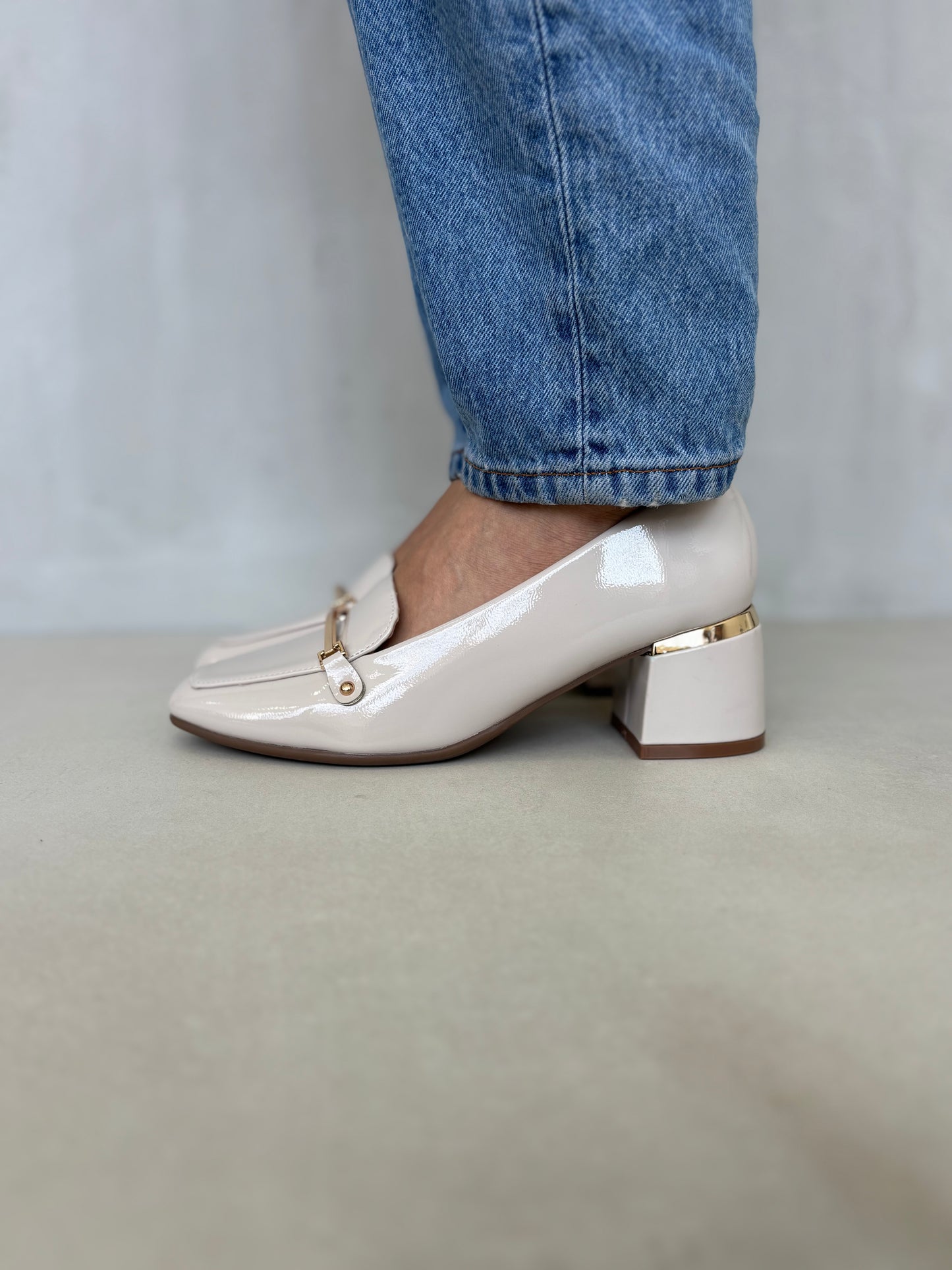 14258 – Zapatos off white de tacón medio con detalle dorado para dama