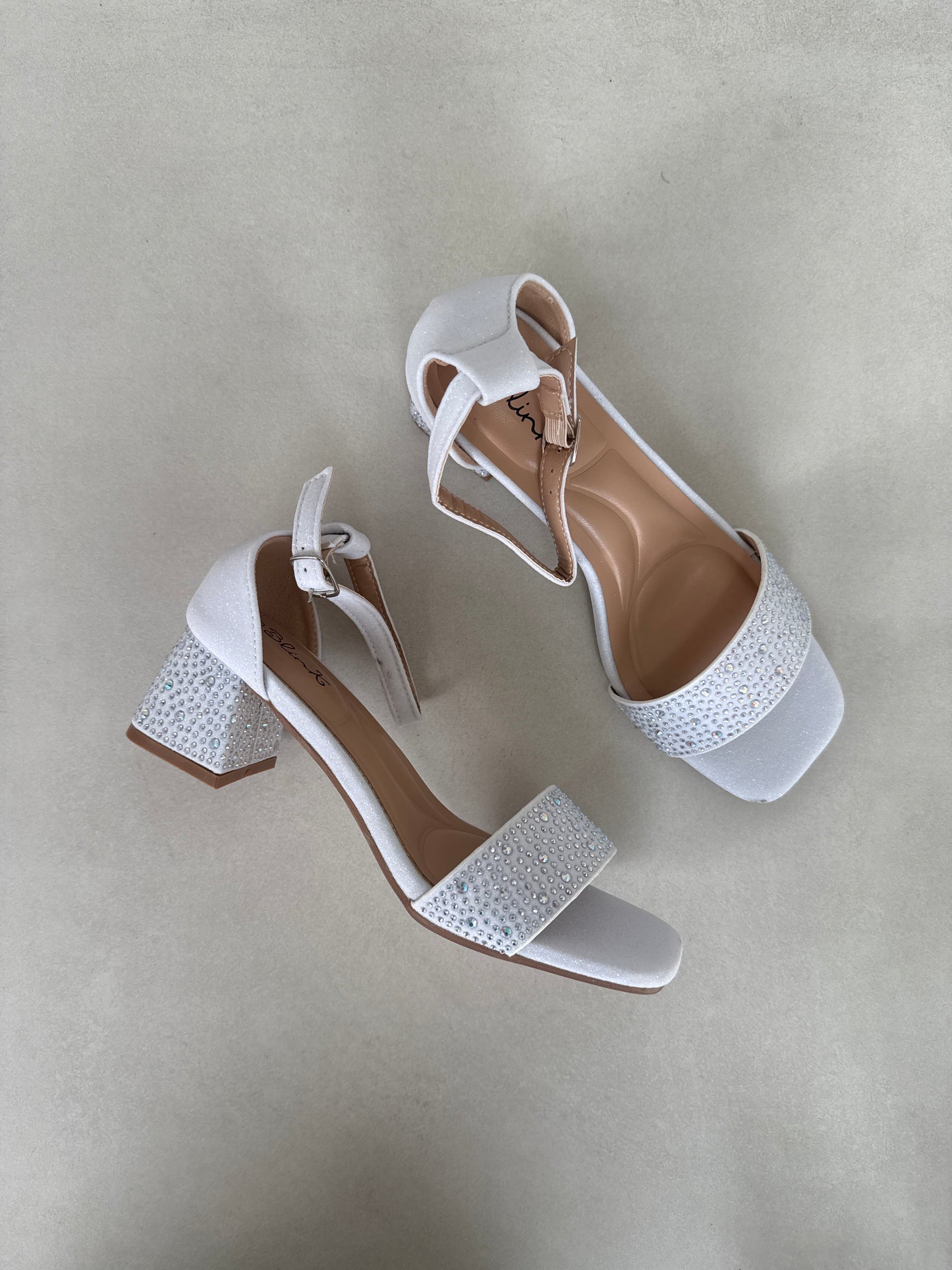 14468 – Sandalias Blancas con Brillos y Tacón Cuadrado