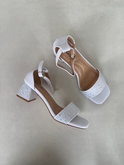 14468 – Sandalias Blancas con Brillos y Tacón Cuadrado