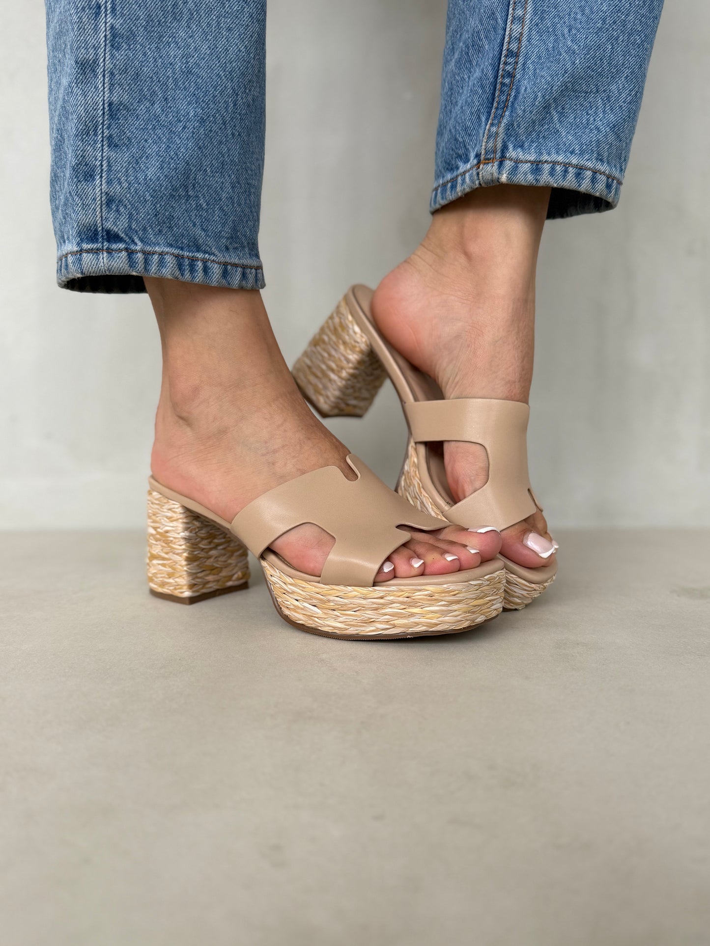 13754 - Sandalias de Tacón – Diseño Casual en Tonos Beige y Textura Trenzada