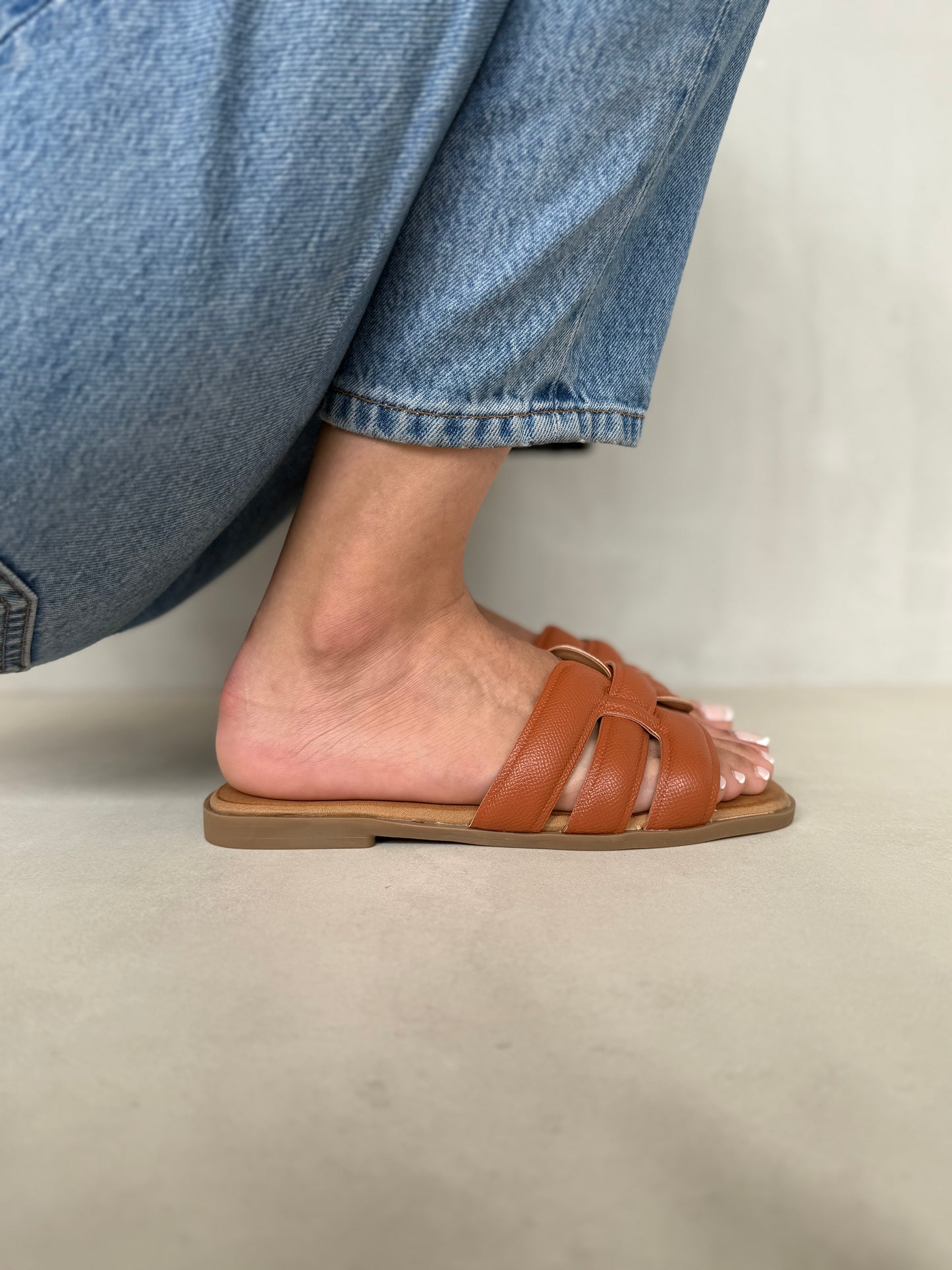 14042 - Sandalias Planas para Mujer en Color Vino con Tiras Acolchadas