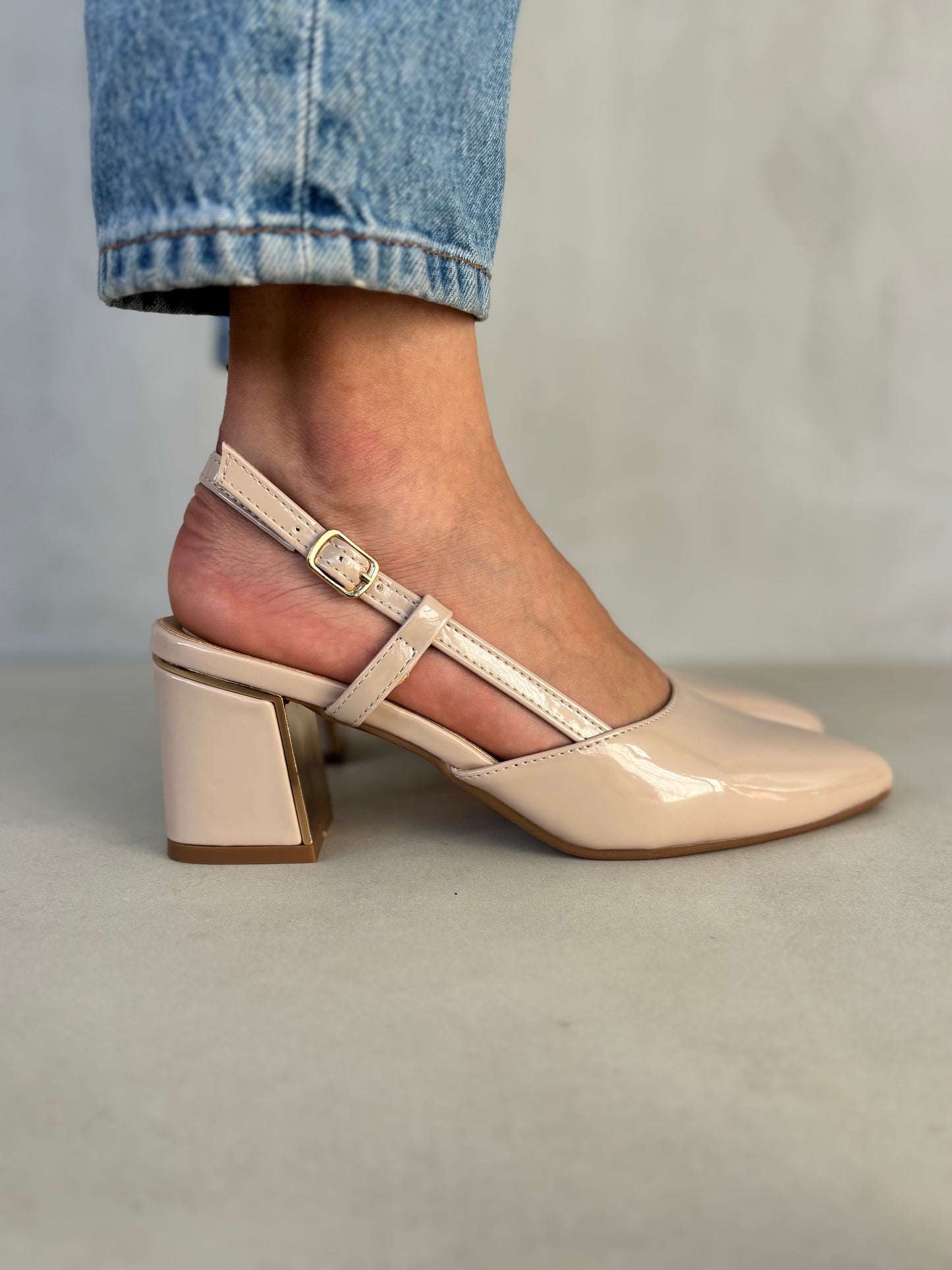 14341 – Zapatos Beige de Charol con Pulsera y Tacón Bajo