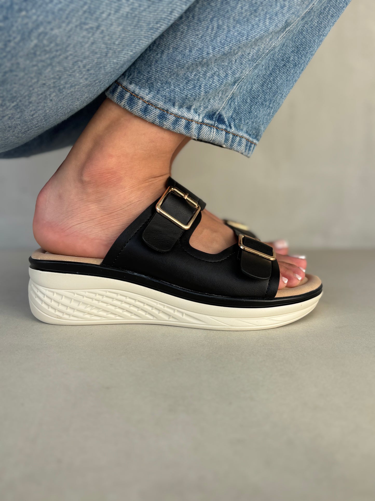 14365 – Sandalias con plataforma y hebillas doradas color negro para dama