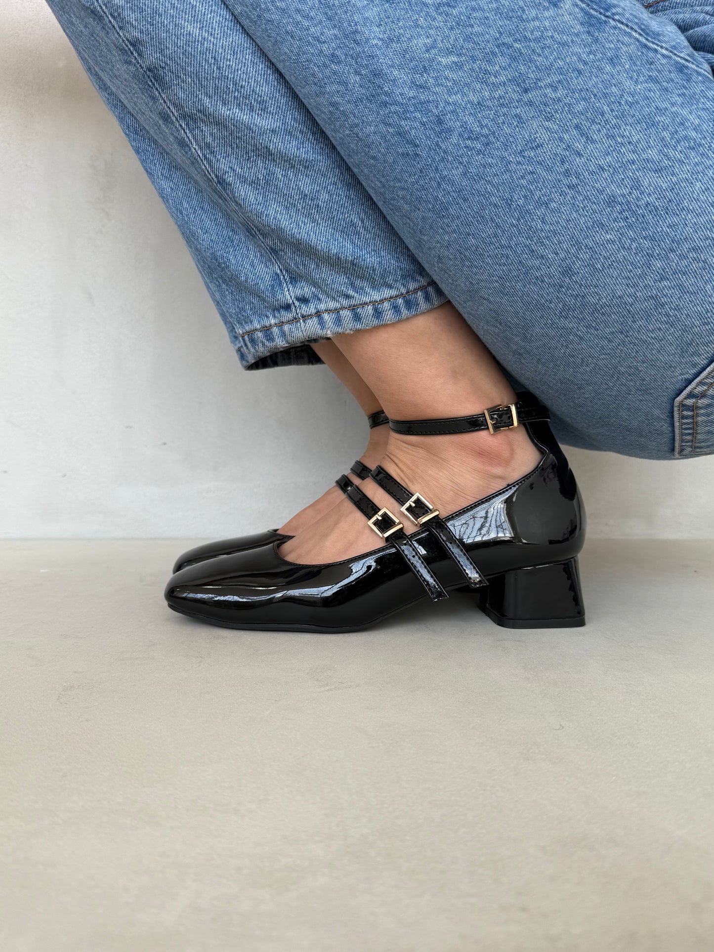 14313 – Mary Jane Negras de Charol con Doble Correa y Tacón Bajo