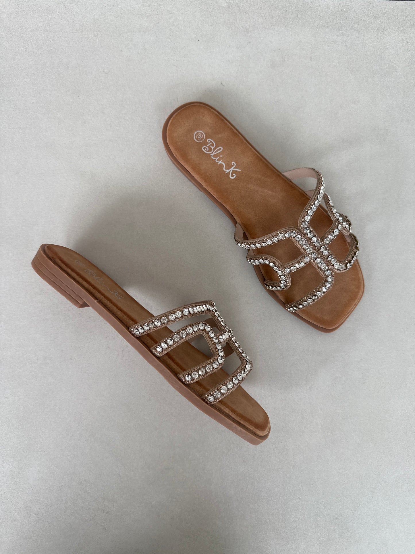 14497 – Sandalias Beige con Aplique de Brillos y Suela Plana