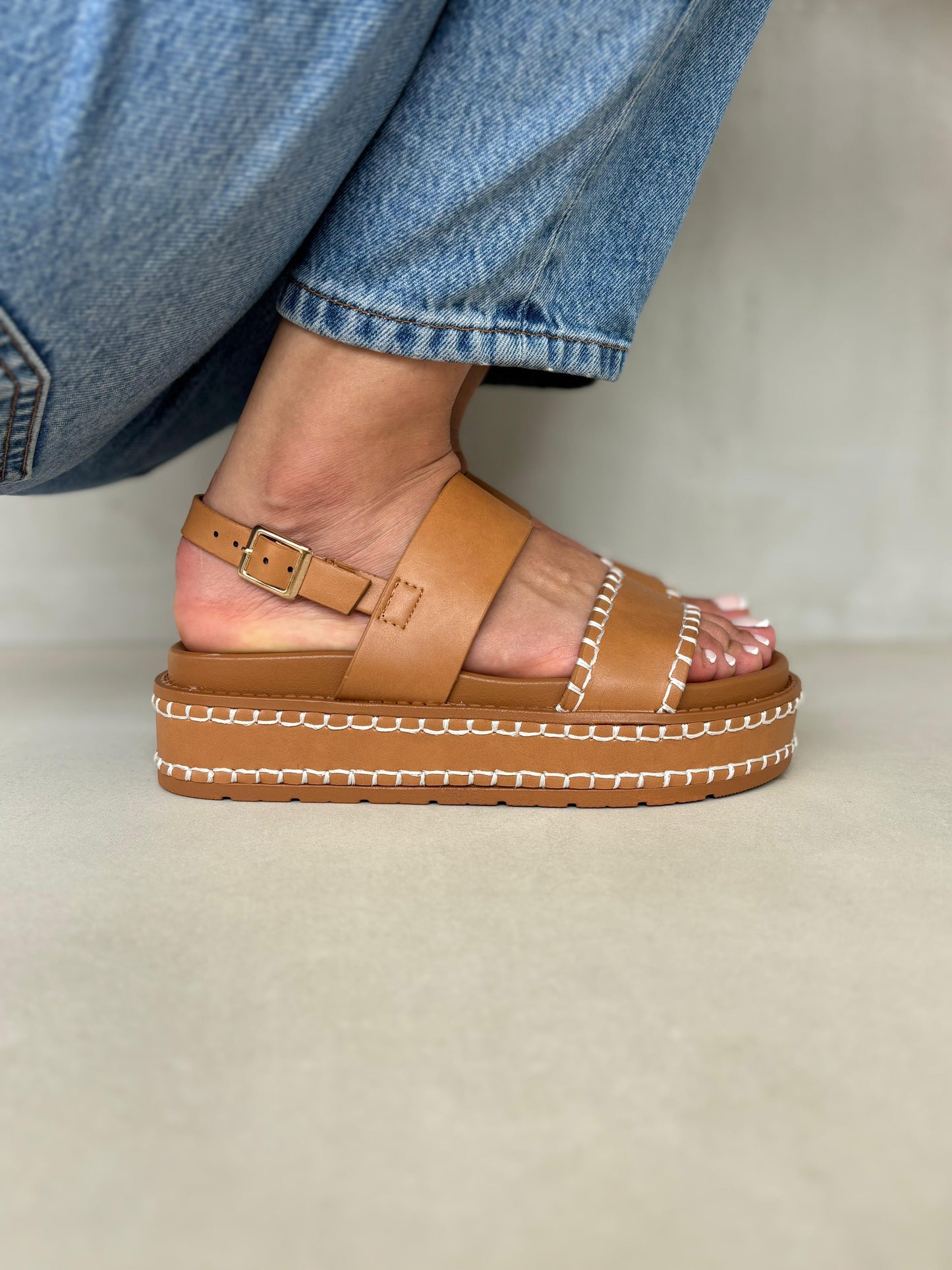 14351 – Sandalias Camel con Plataforma Alta y Detalles de Costura Blanca