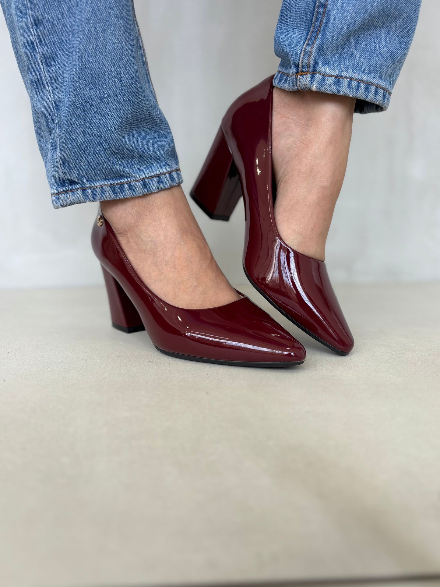 14255 – Zapatos burdeos de charol con tacón alto cuadrado para dama