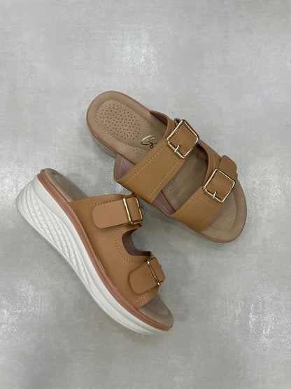 14366 – Sandalias con plataforma y hebillas doradas color camel para dama
