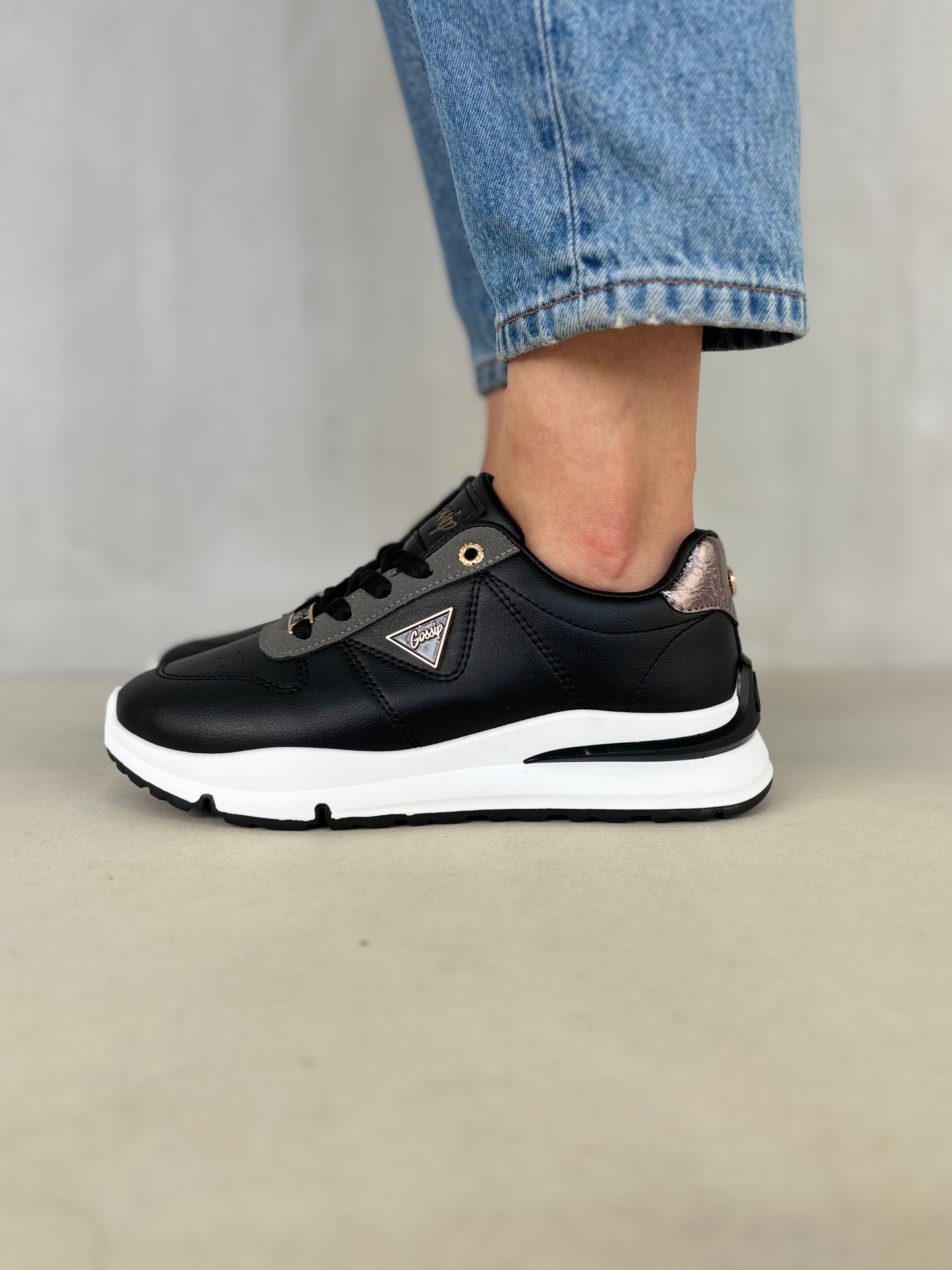 14339 – Zapatillas negras con detalles dorados para dama