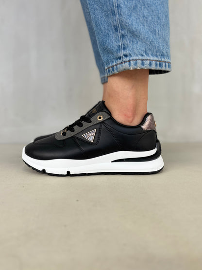 14339 – Zapatillas negras con detalles dorados para dama