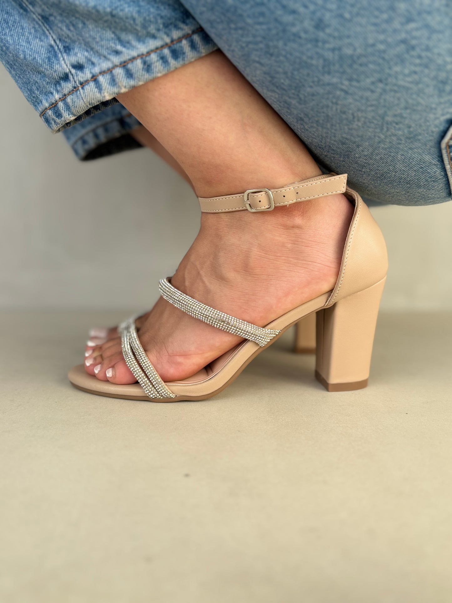 14329 – Sandalias beige con tiras brillantes y tacón alto para dama