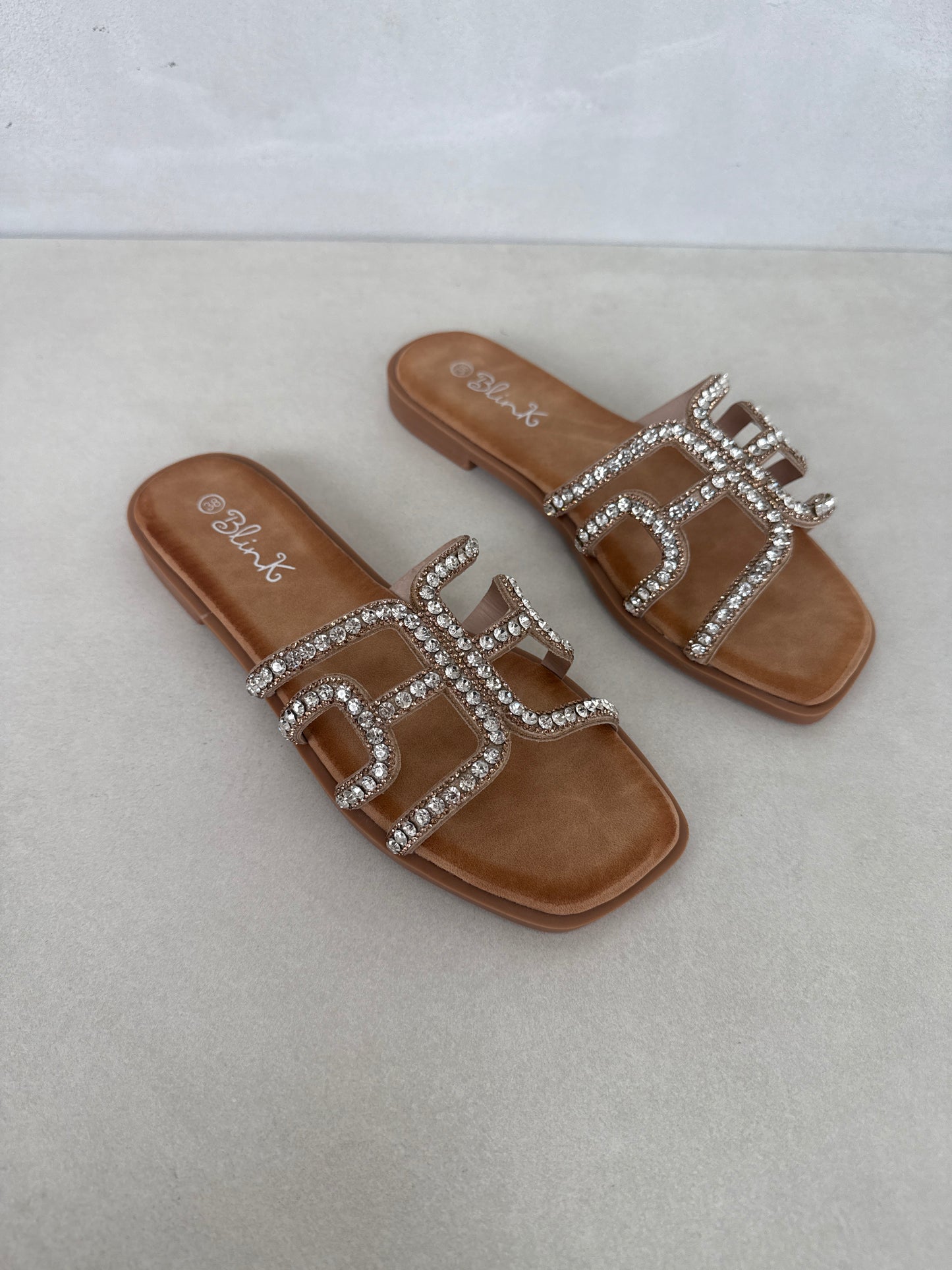 14497 – Sandalias Beige con Aplique de Brillos y Suela Plana