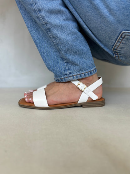 14412 – Sandalias Blancas con Hebilla Dorada y Suela Baja