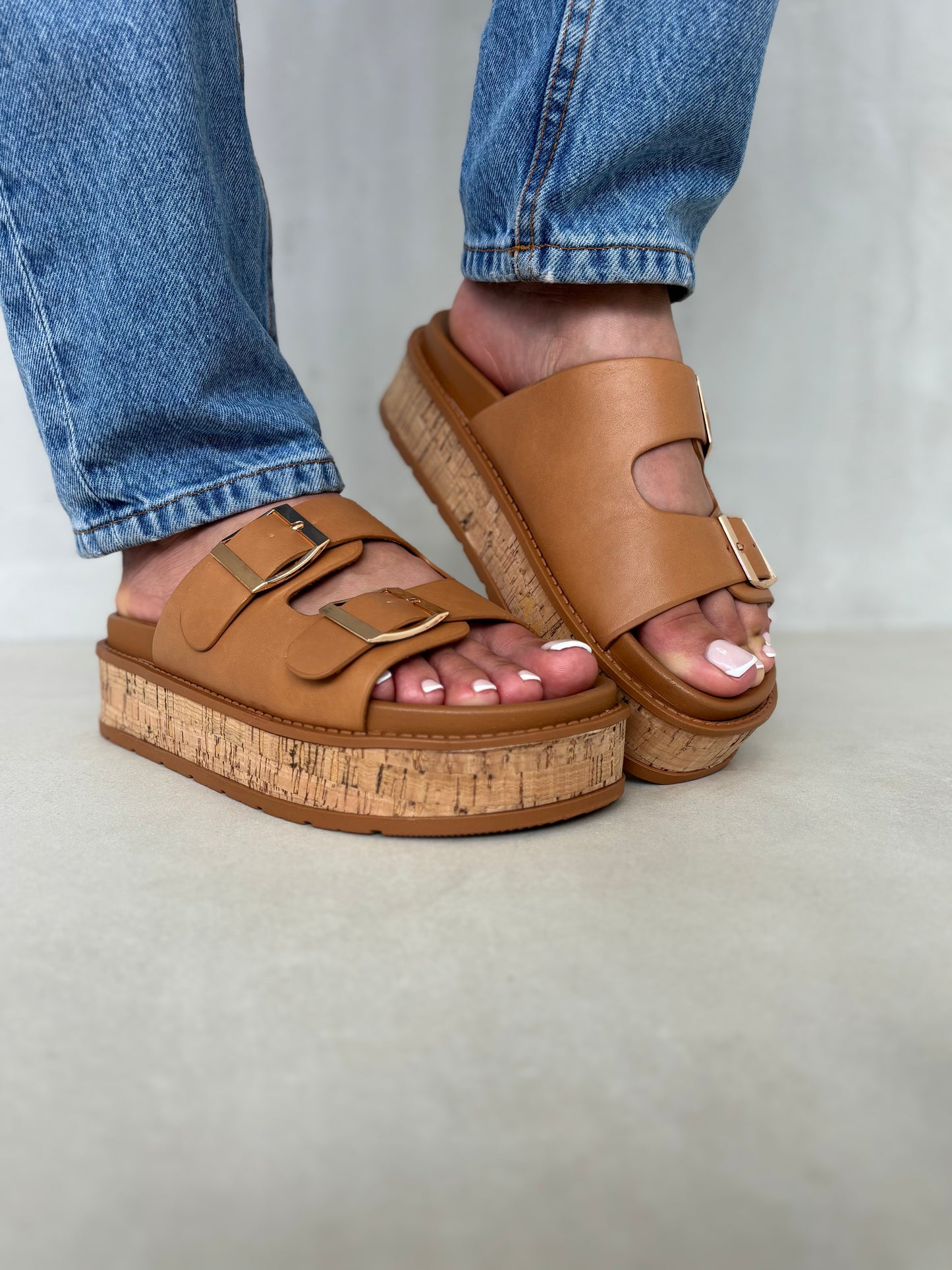 14354 – Sandalias Camel con Plataforma de Corcho y Hebillas Doradas