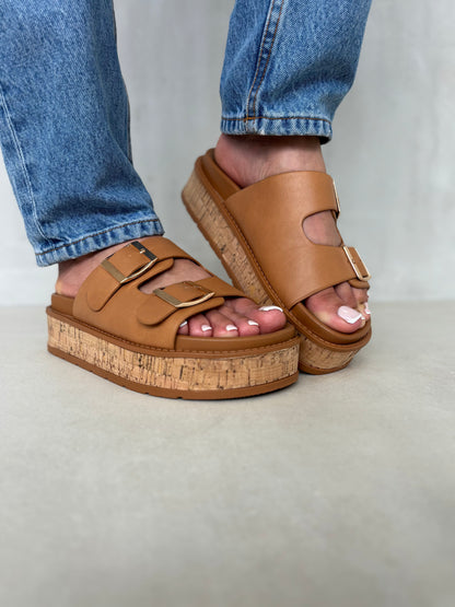 14354 – Sandalias Camel con Plataforma de Corcho y Hebillas Doradas