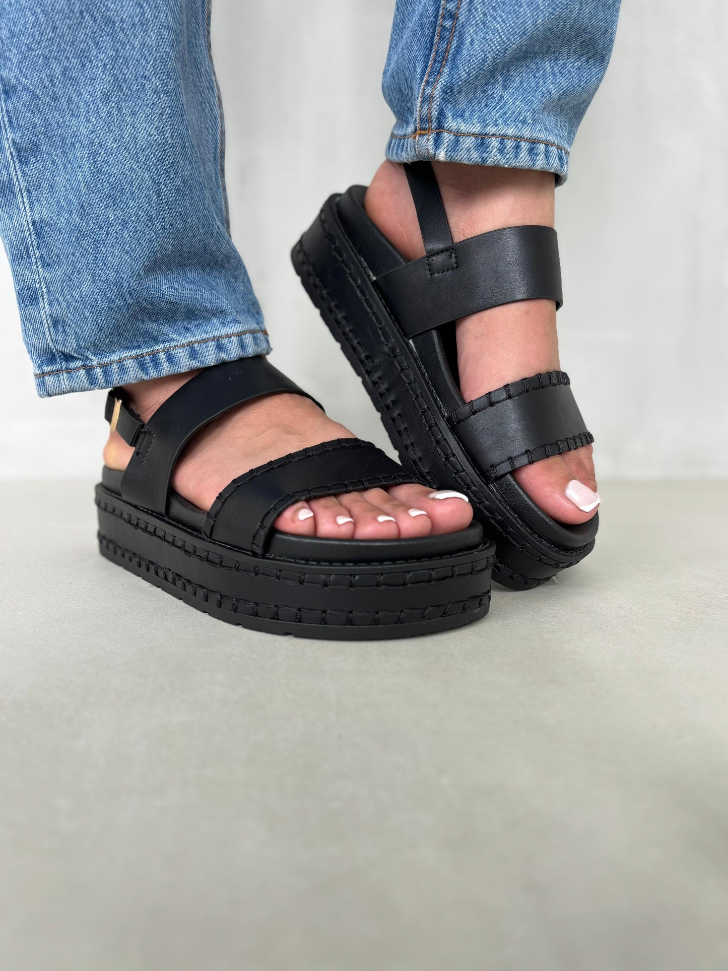 14350 – Sandalias Negras con Plataforma Alta y Correa Ajustable