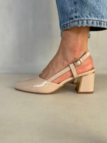 14341 – Zapatos Beige de Charol con Pulsera y Tacón Bajo