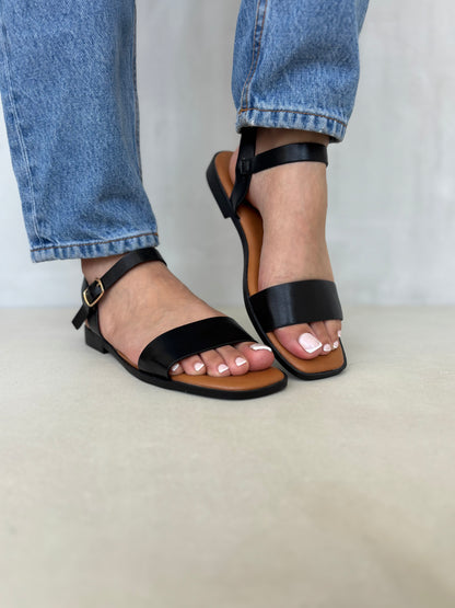 14410 – Sandalias Negras con Hebilla Dorada y Suela Baja