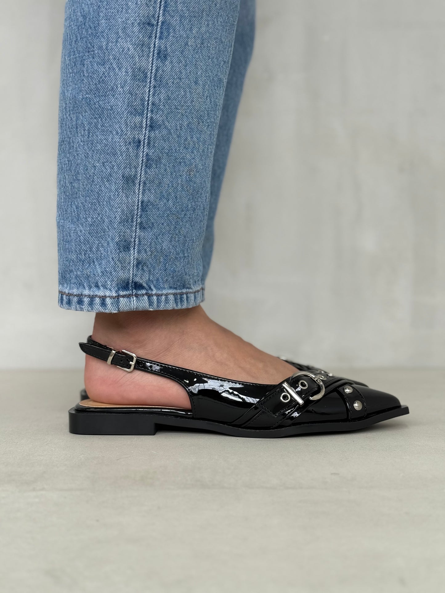 14095 - Zapatos Slingback en Charol Negro con Hebillas