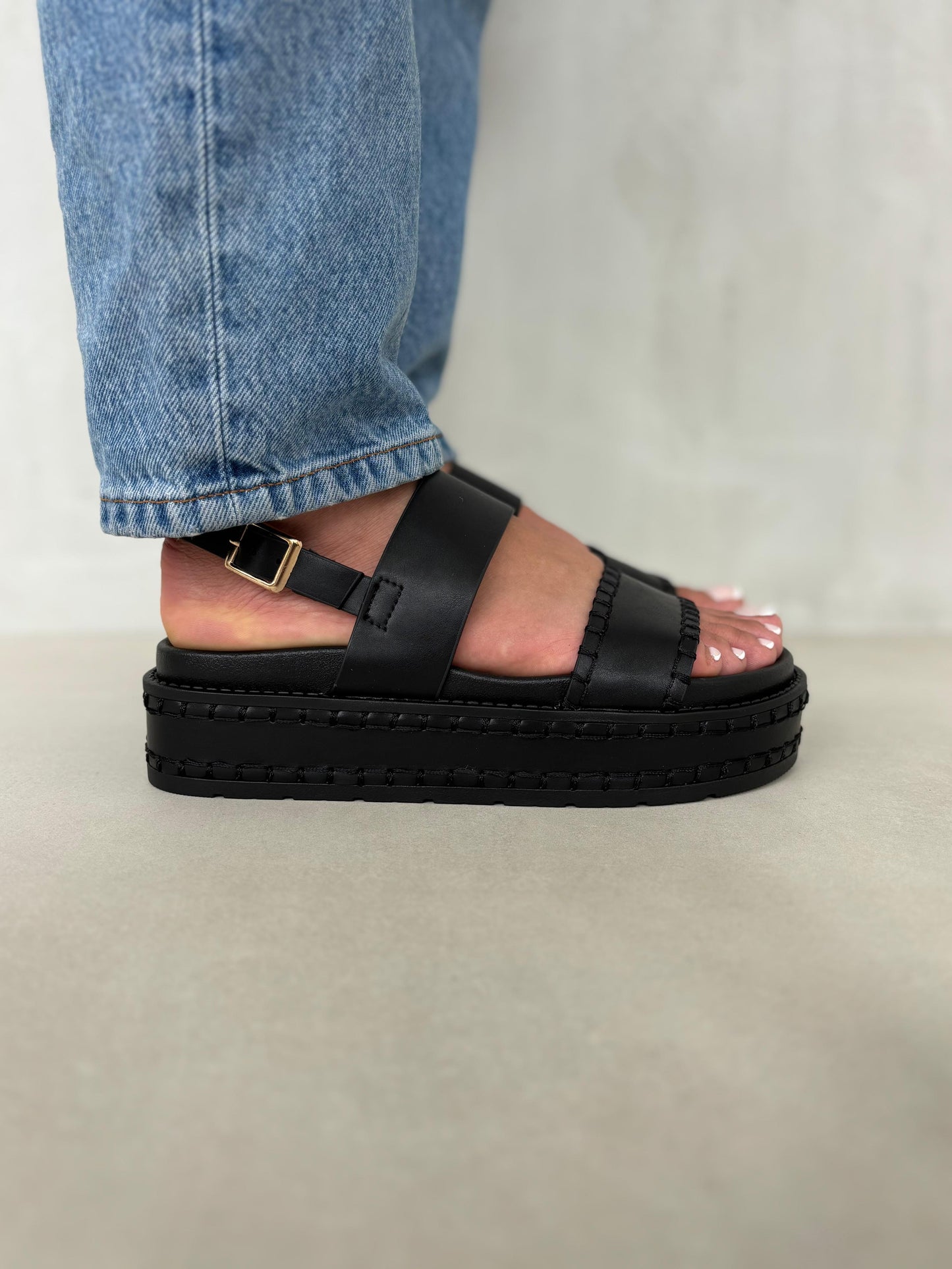 14350 – Sandalias Negras con Plataforma Alta y Correa Ajustable