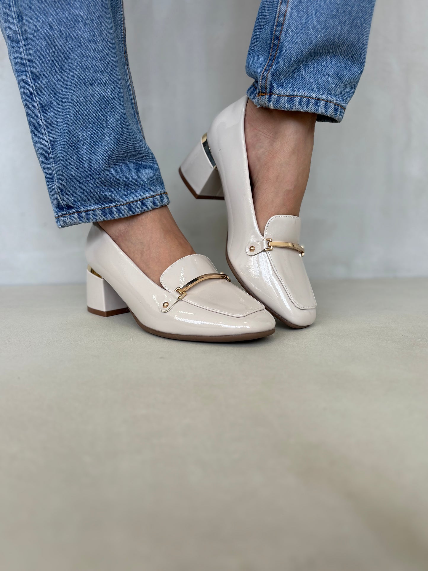 14258 – Zapatos off white de tacón medio con detalle dorado para dama