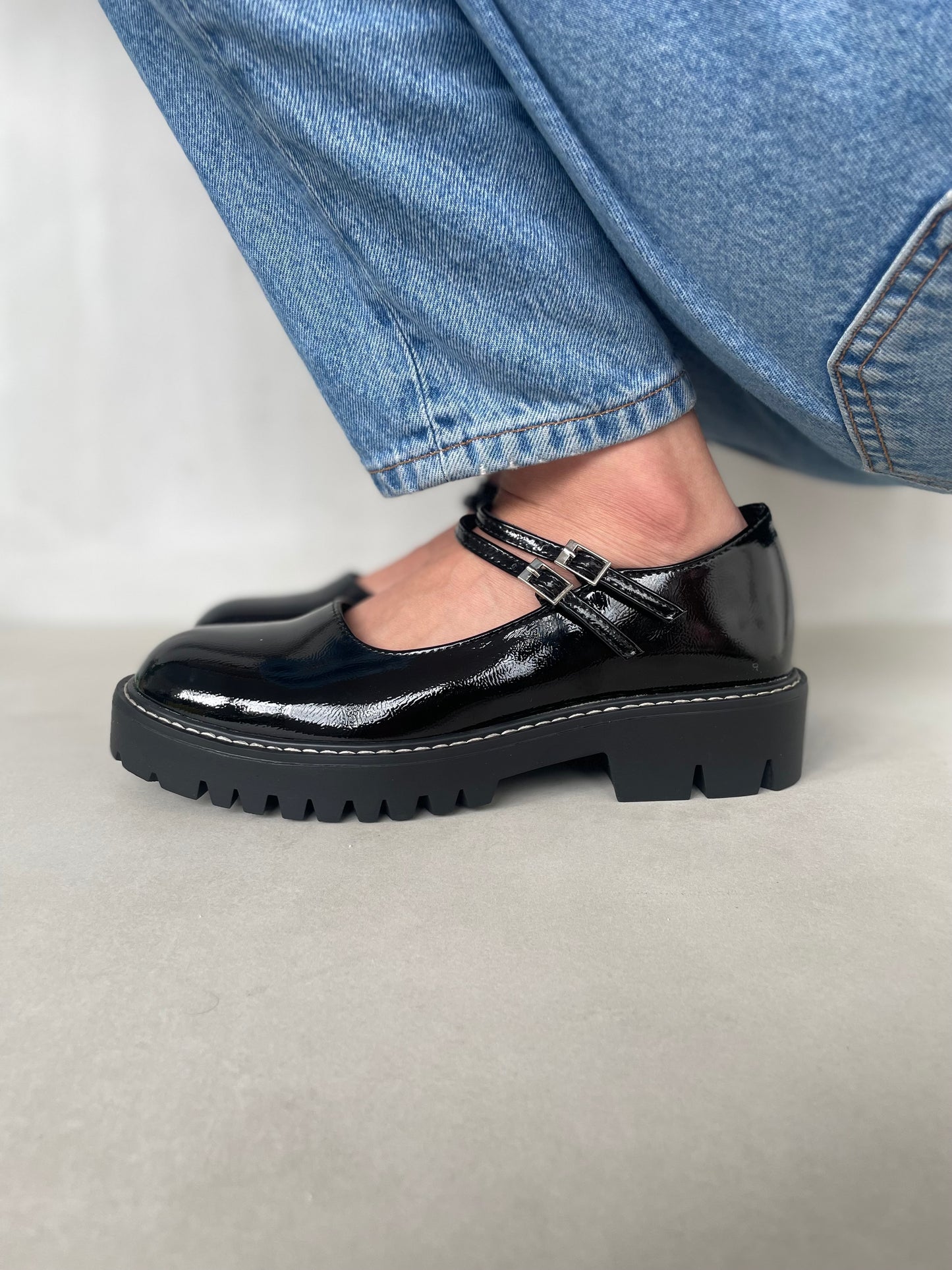 14453 – Mary Jane Negras de Charol con Suela Chunky y Doble Correa