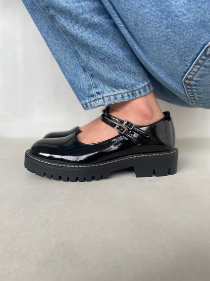 14453 – Mary Jane Negras de Charol con Suela Chunky y Doble Correa