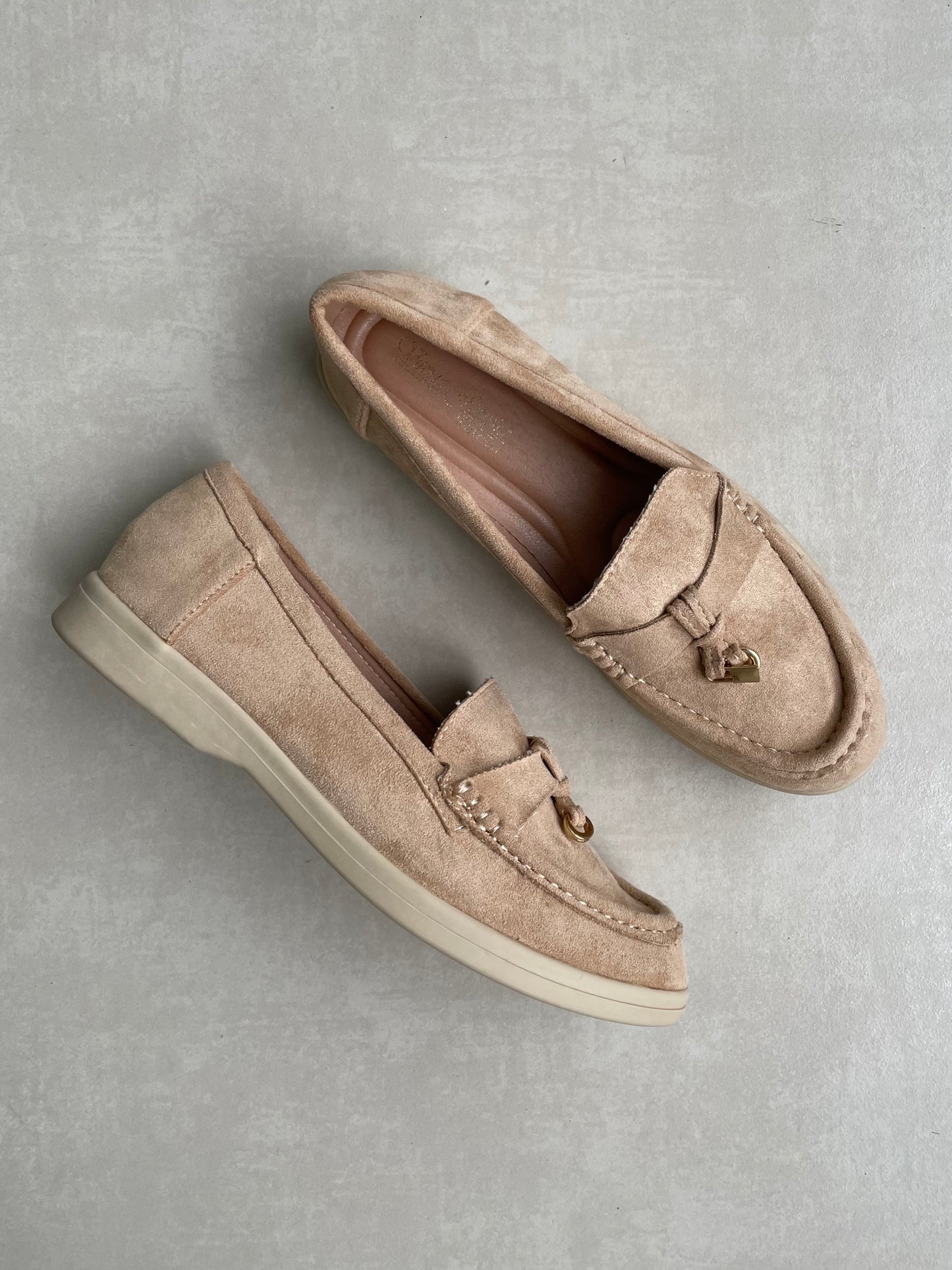 14449 – Mocasines Beige en Gamuza con Detalle Dorado