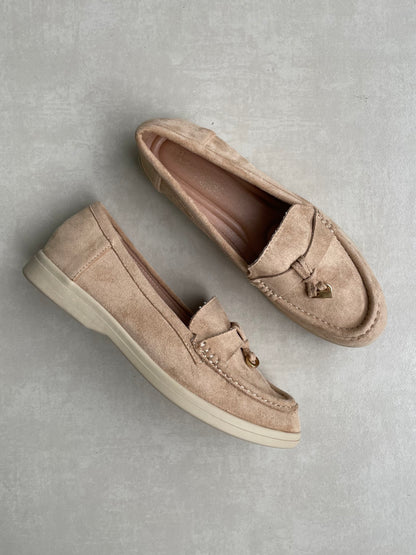 14449 – Mocasines Beige en Gamuza con Detalle Dorado