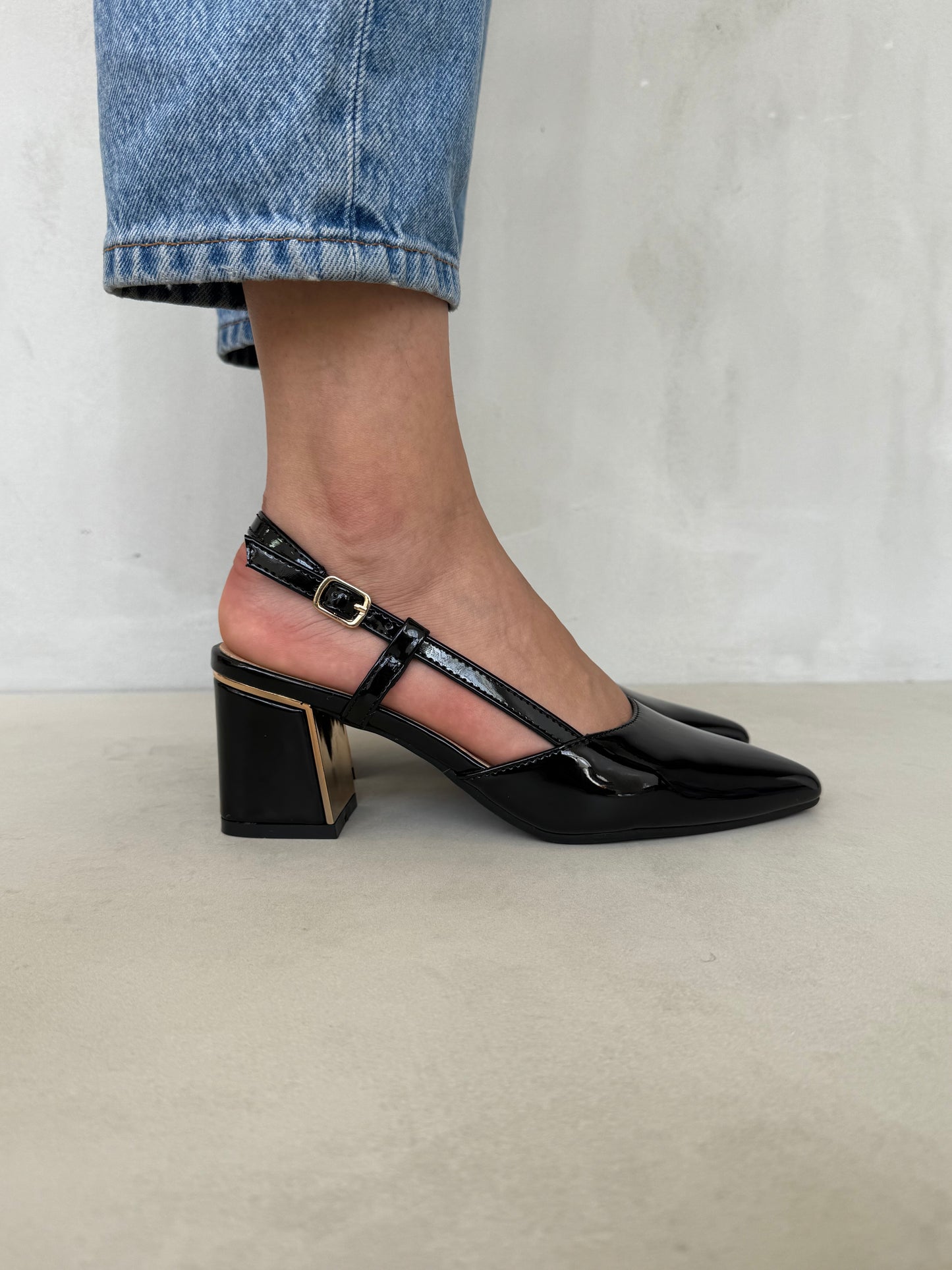 14343 – Zapatos de tacón negro charol con tiras cruzadas para dama