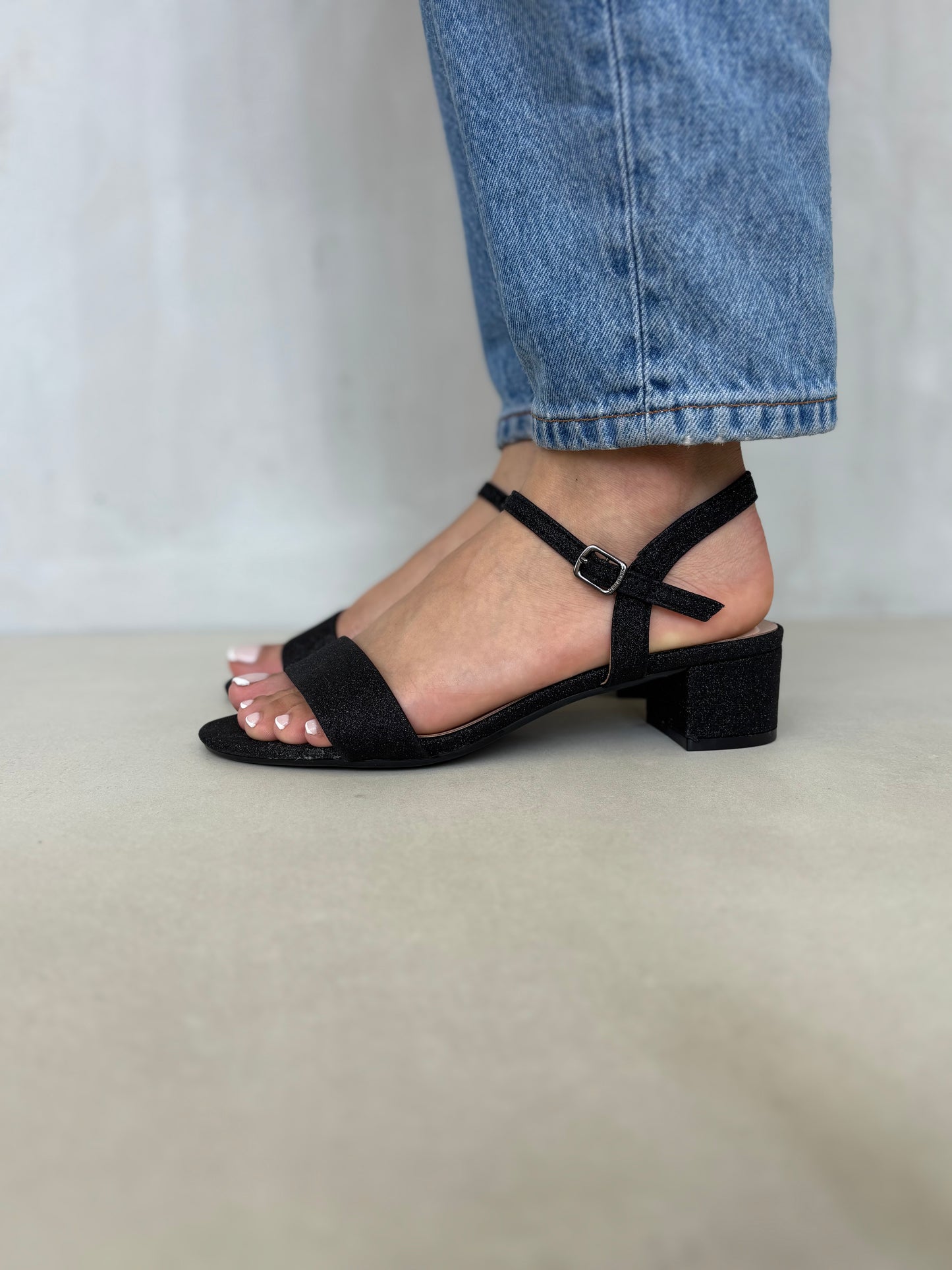 14246 – Sandalias negras con glitter y tacón bajo para dama