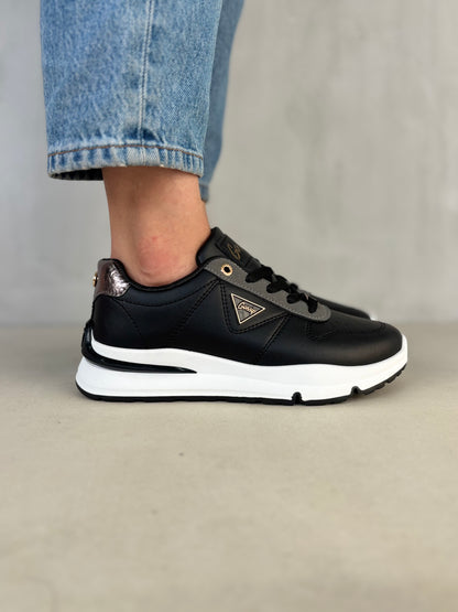 14339 – Zapatillas negras con detalles dorados para dama