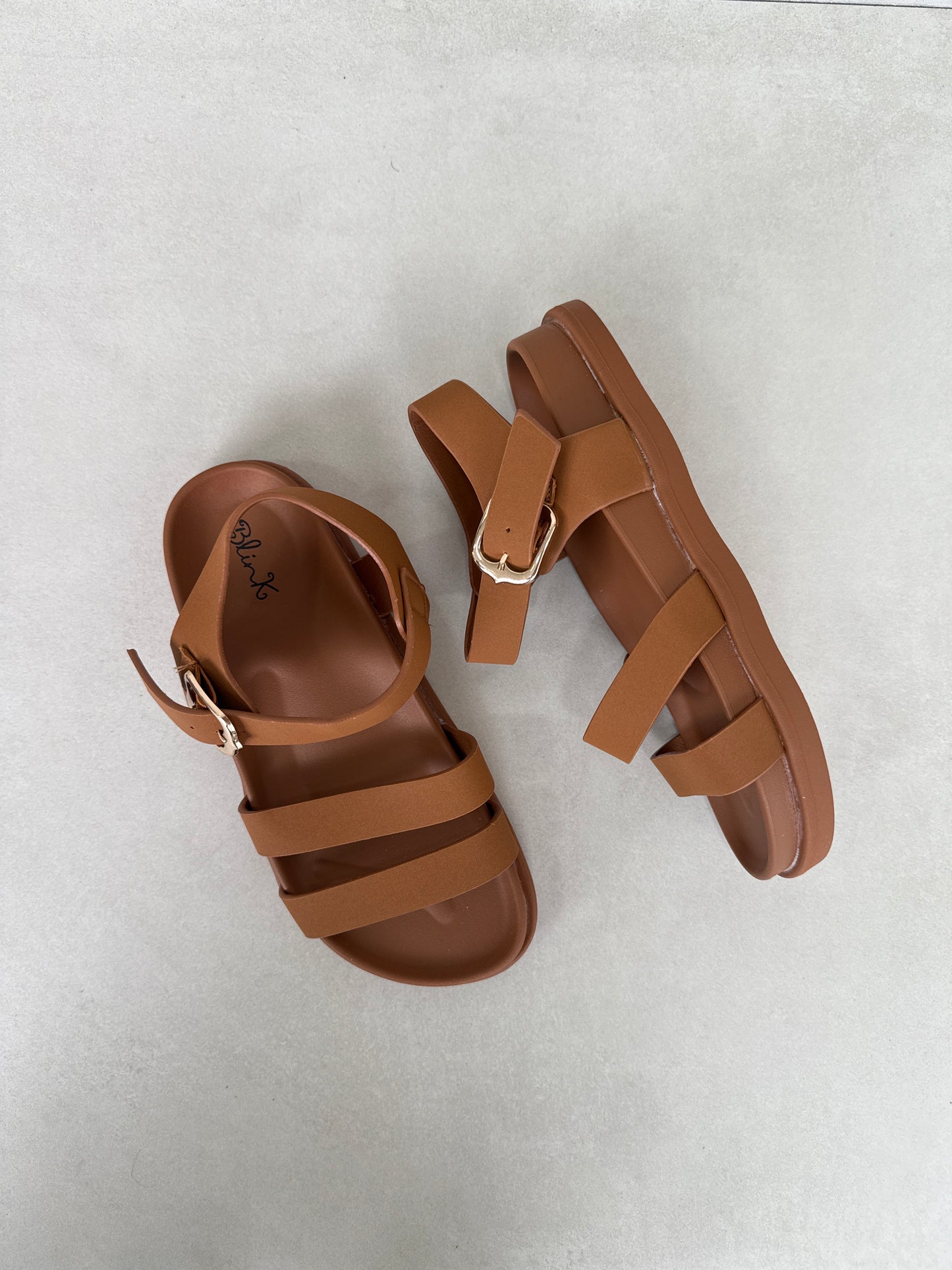 14478 – Sandalias Camel con Hebilla Dorada y Tiras Finas