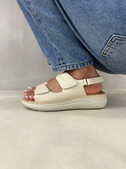 14358 – Sandalias Beige con Plataforma Ergonómica y Cierre de Velcro