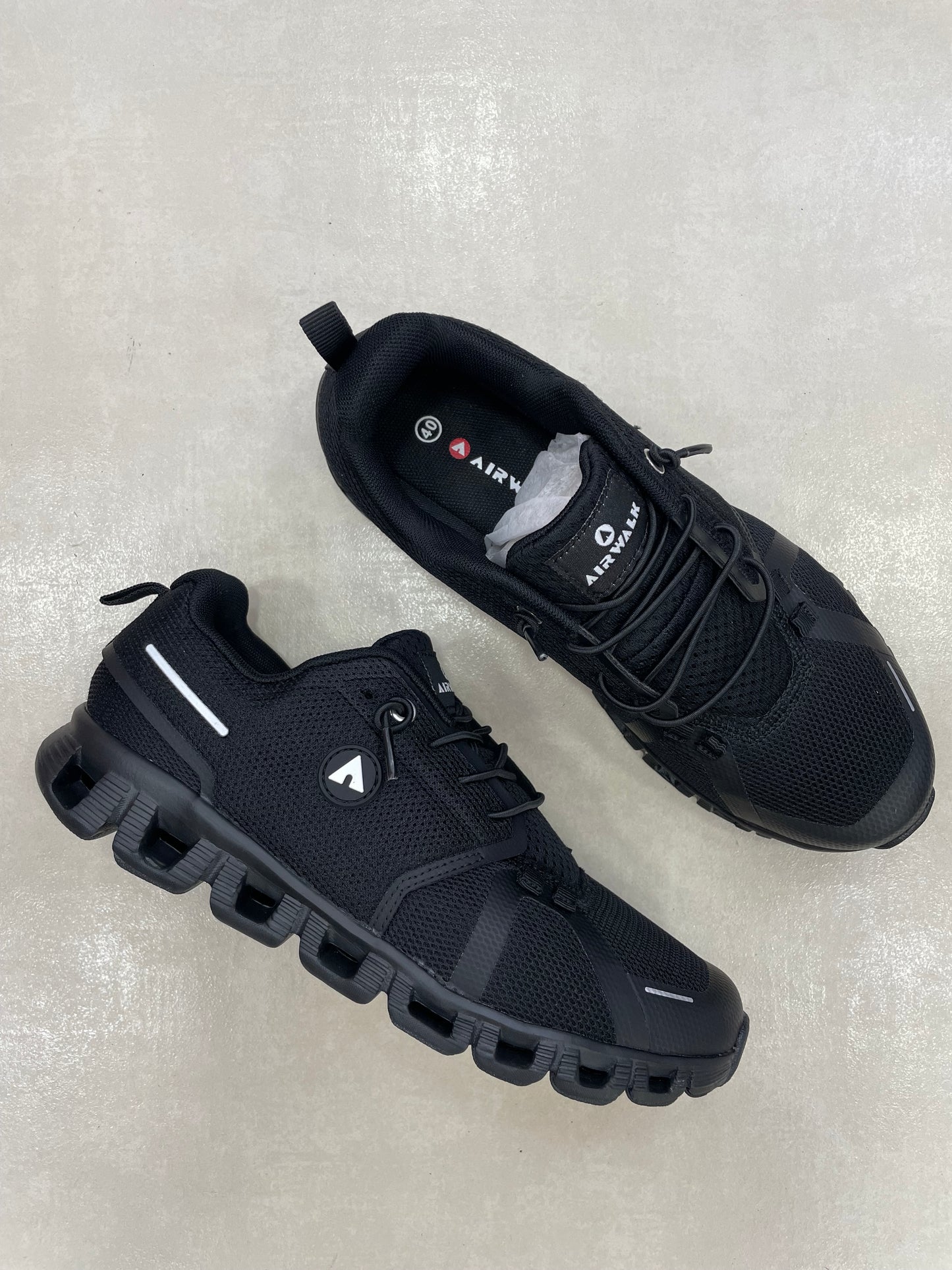 14290 – Tenis deportivos totalmente negros para hombre