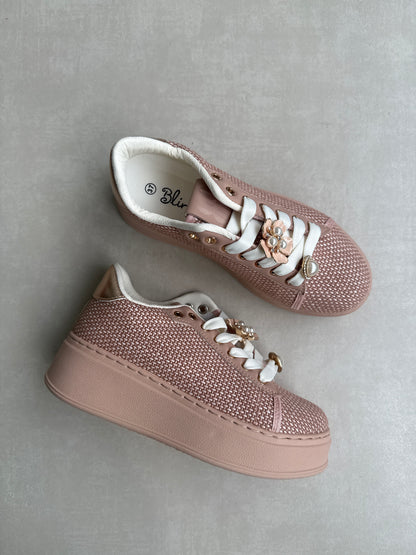 14439 – Zapatillas Rosadas con Plataforma y Detalles de Perlas