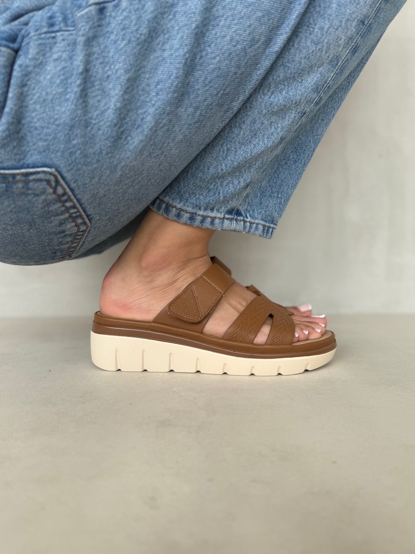 14033 - Sandalias Plataforma para Mujer en Color Terracota con Tiras Acolchadas