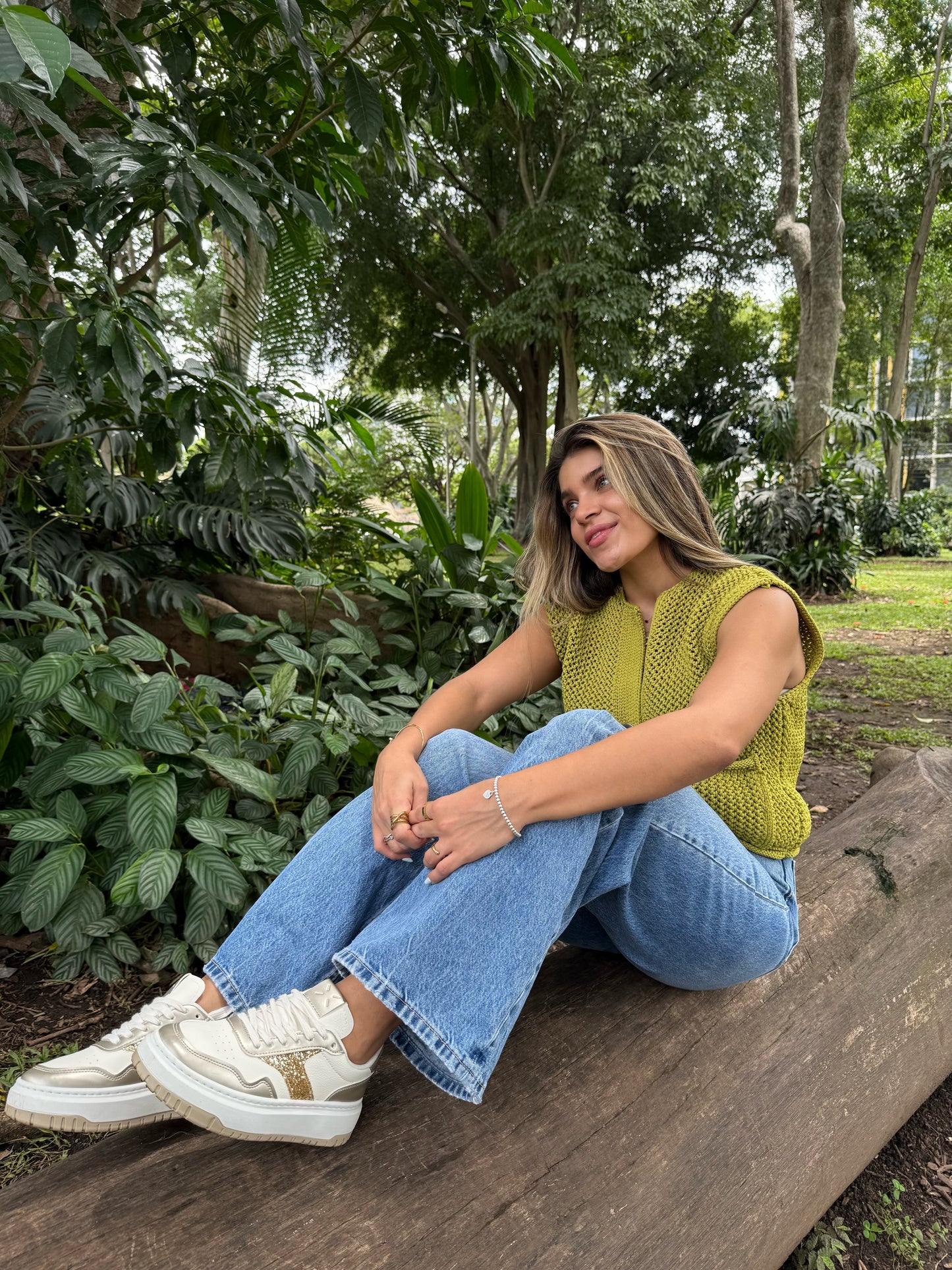 13561 - Tenis Urbanas para Mujer en Nude con Detalles Rosé y Brillantes