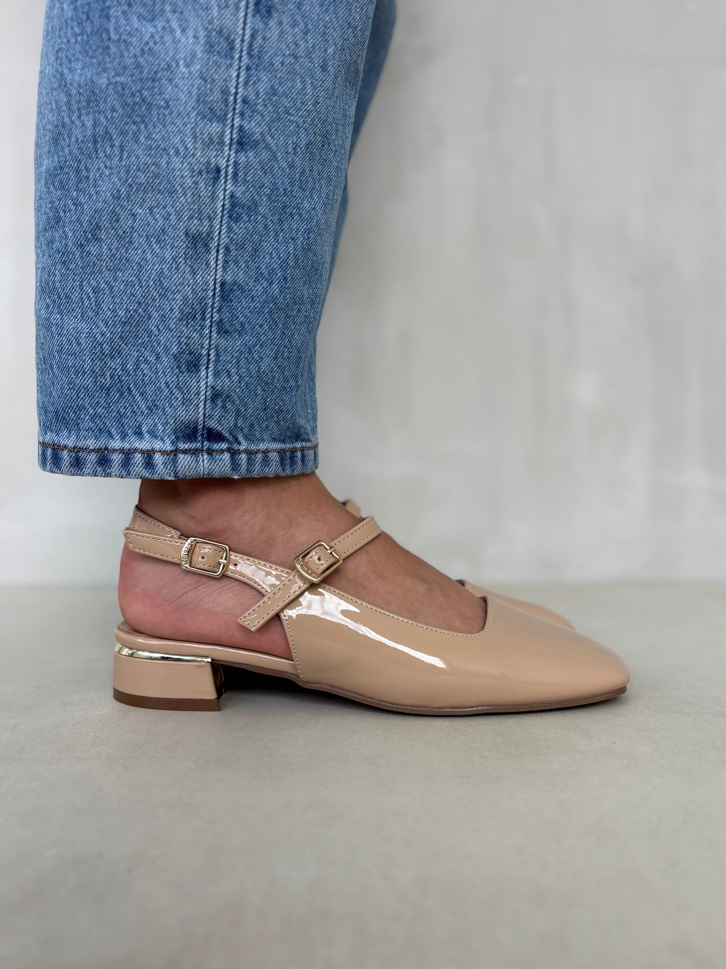 14061 - Zapatos Slingback Nude en Charol con Tacón Bajo