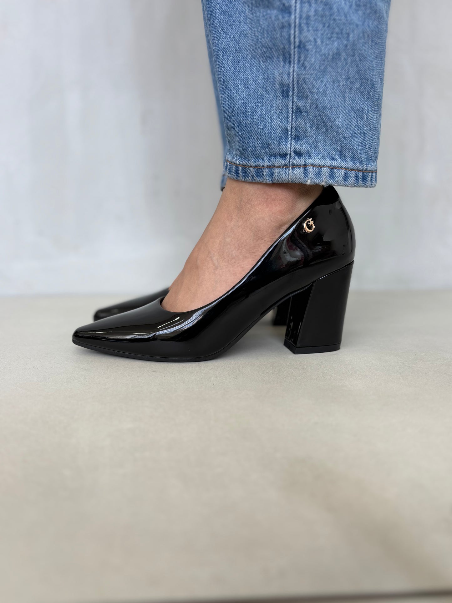 14254 – Zapatos negros de charol con tacón alto cuadrado para dama