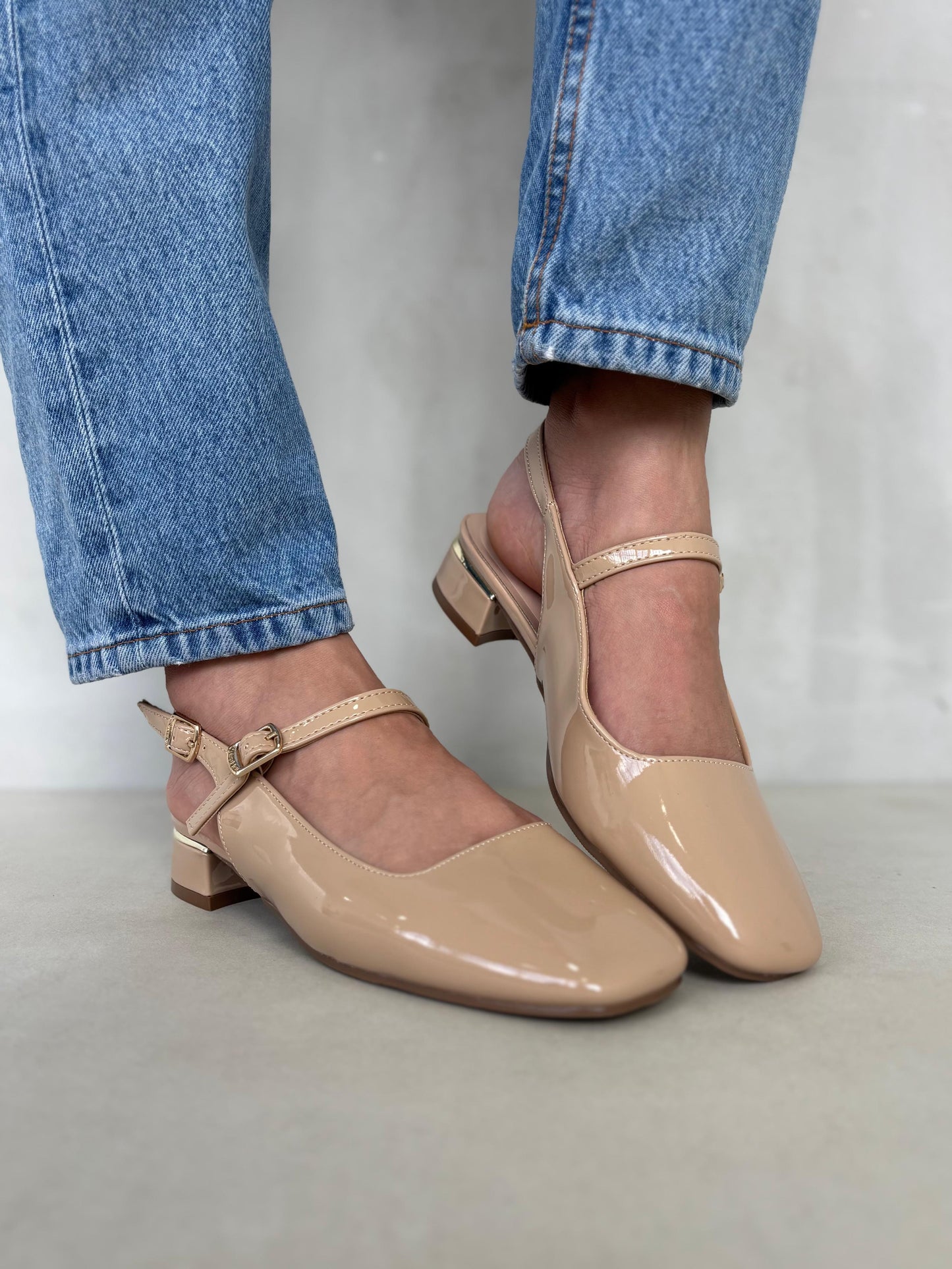 14061 - Zapatos Slingback Nude en Charol con Tacón Bajo
