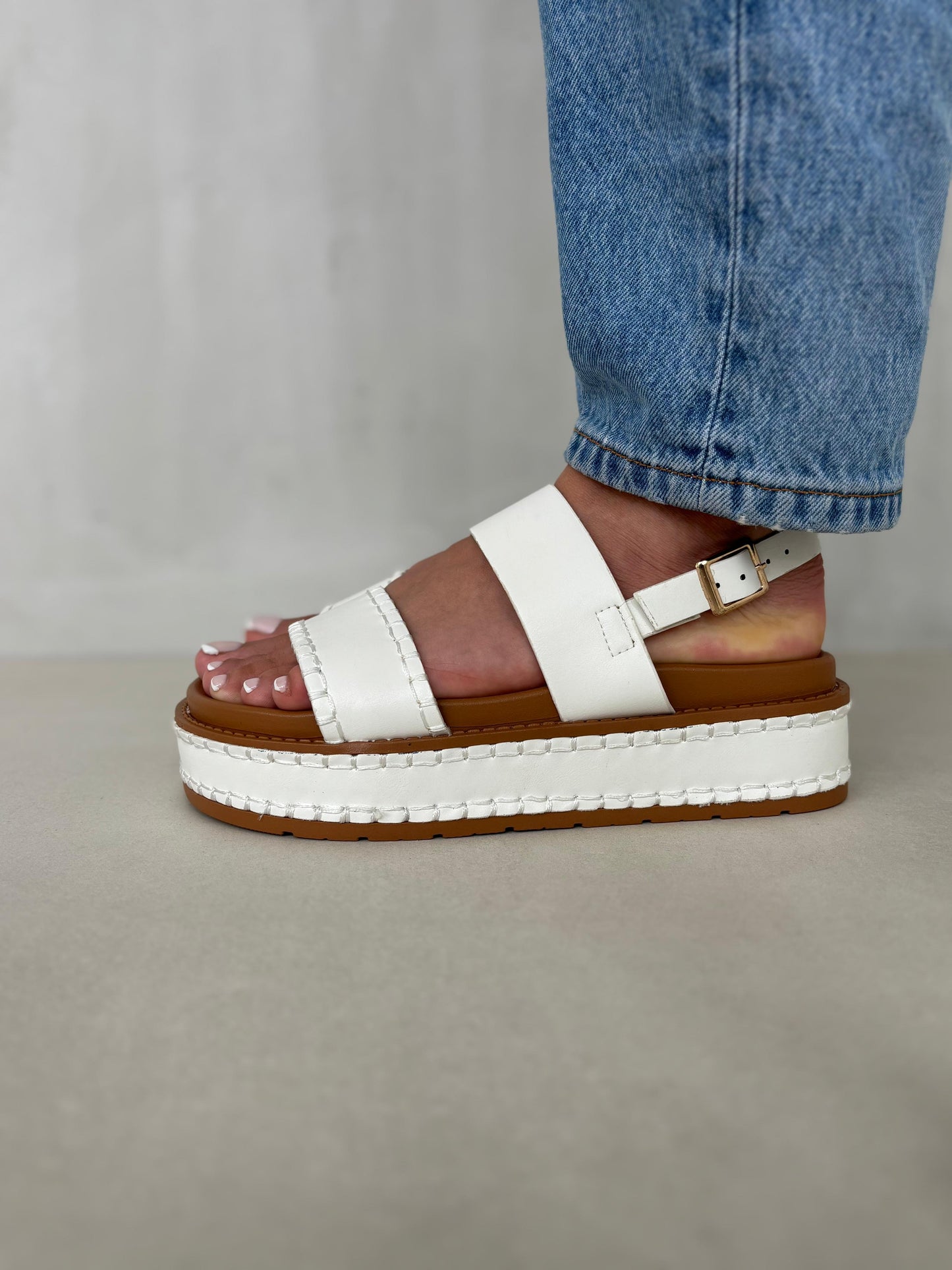 14352 – Sandalias Camel con Plataforma Alta y Detalles de Costura Blanca