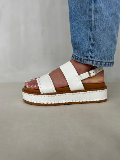 14352 – Sandalias Camel con Plataforma Alta y Detalles de Costura Blanca