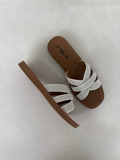 14500 – Sandalias Blancas con Brillo Cruzado