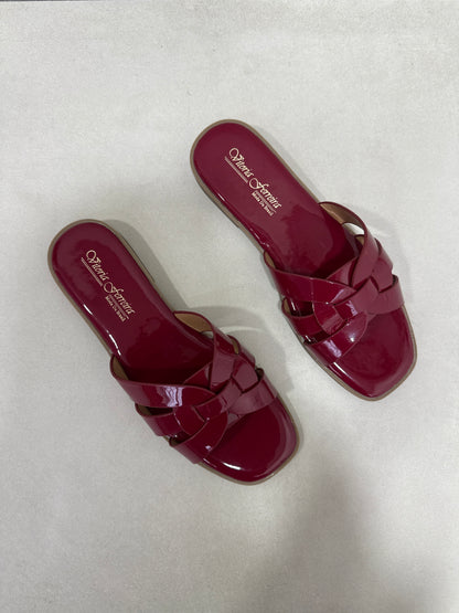 14409 – Sandalias Burdeos con Diseño de Tiras Entrelazadas y Suela Plana