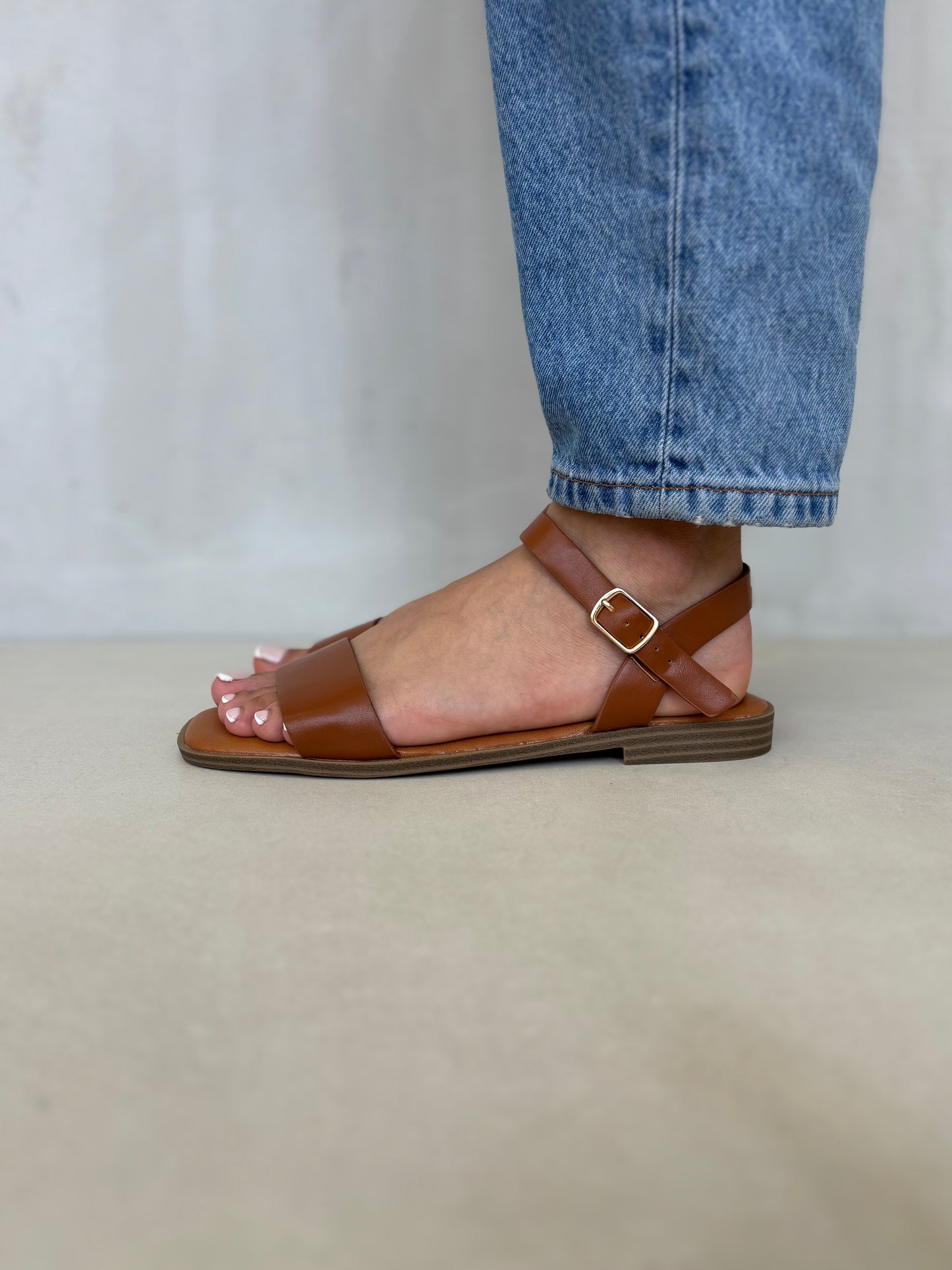 14411 – Sandalias Camel con Hebilla Dorada y Suela Baja