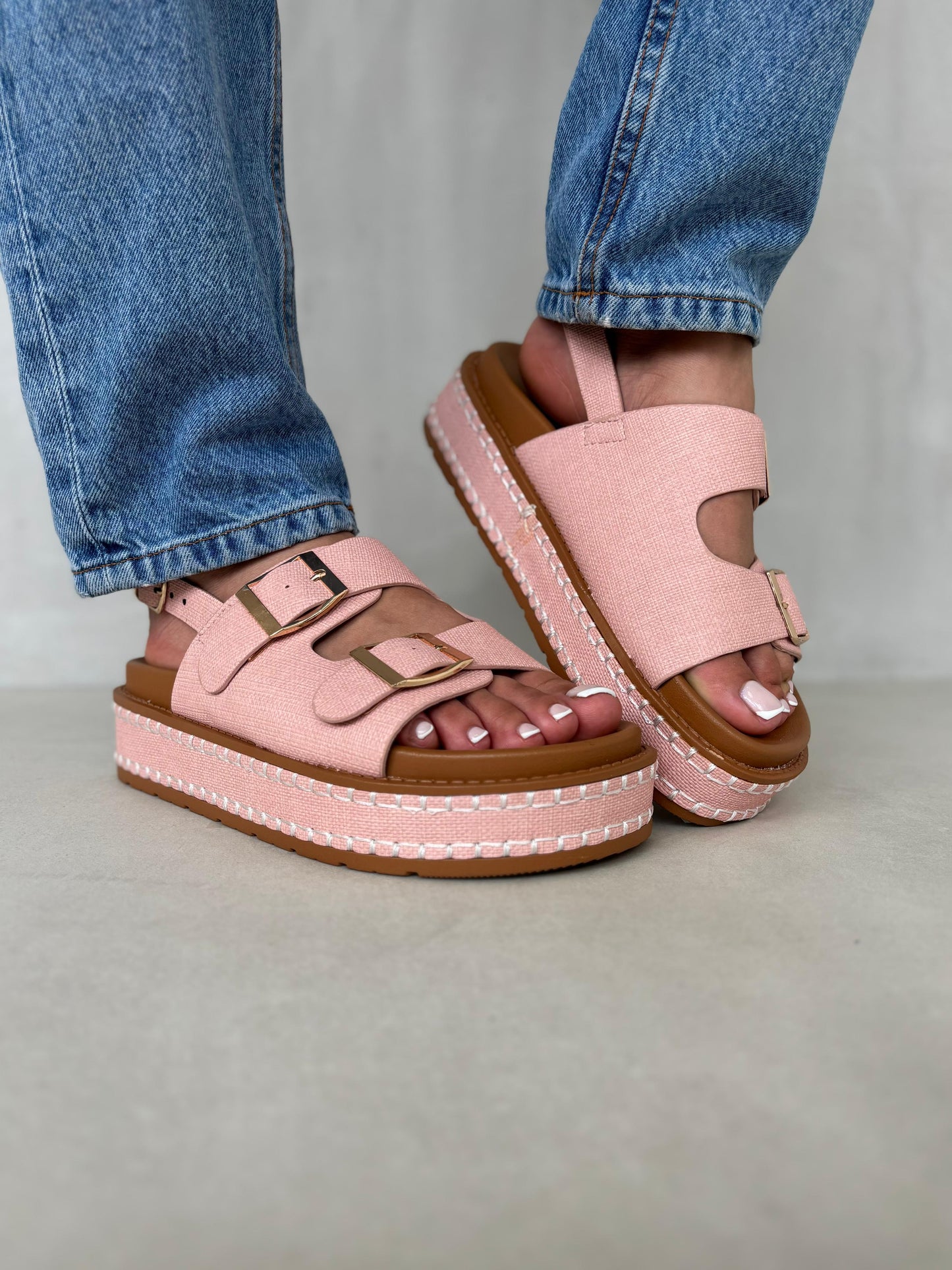 14348 – Sandalias Rosa Viejo con Plataforma Alta y Hebillas Doradas